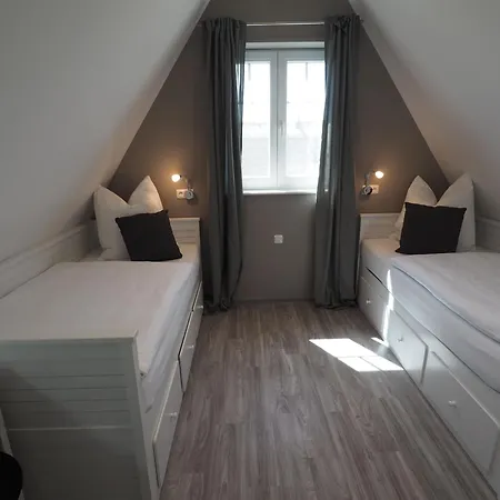 Direkt Am Waldrand Gelegenes Zweifamilien Reetdachhaus Mit Sauna Und Kaminofen Rerik