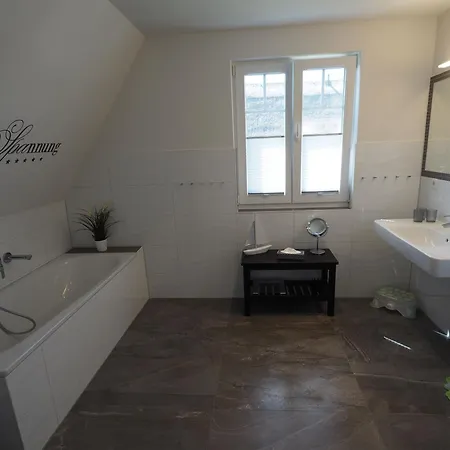 Prázdninový dům Direkt Am Waldrand Gelegenes Zweifamilien Reetdachhaus Mit Sauna Und Kaminofen