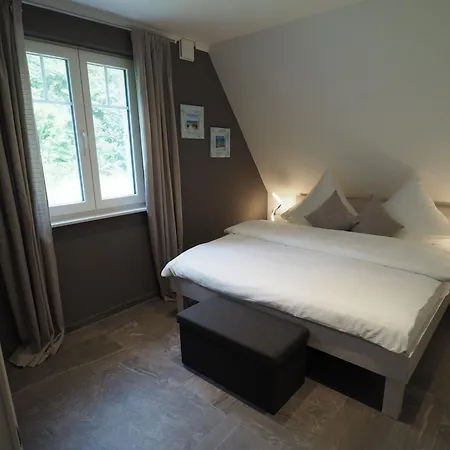 Direkt Am Waldrand Gelegenes Zweifamilien Reetdachhaus Mit Sauna Und Kaminofen * Rerik