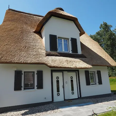 Direkt Am Waldrand Gelegenes Zweifamilien Reetdachhaus Mit Sauna Und Kaminofen * Rerik