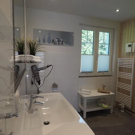 Prázdninový dům Direkt Am Waldrand Gelegenes Zweifamilien Reetdachhaus Mit Sauna Und Kaminofen Rerik