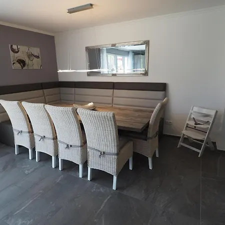 Direkt Am Waldrand Gelegenes Zweifamilien Reetdachhaus Mit Sauna Und Kaminofen *